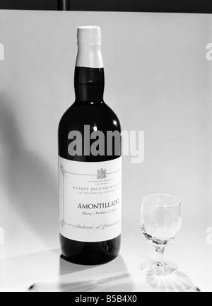 Bottiglie di vini e liquori con gli occhiali. 1959 D69-005 Foto Stock