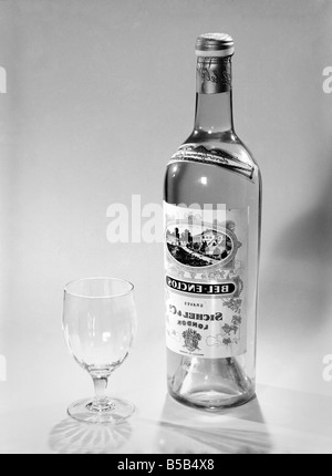 Bottiglie di vini e liquori con gli occhiali. 1959 D69-007 Foto Stock