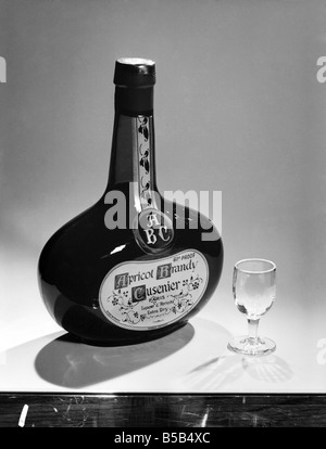 Bottiglie di vini e liquori con gli occhiali. 1959 D69-010 Foto Stock