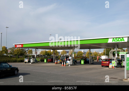 Asda stazione di benzina supermercato rivenditore di combustibile a basso costo di riempimento di bilancio Foto Stock