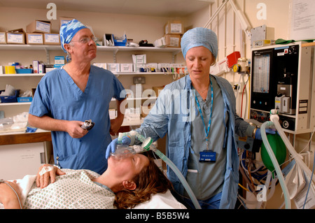 Un consulente femmina anestesista IN UN OSPEDALE DEL REGNO UNITO Foto Stock