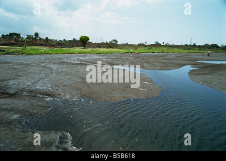 Il mondo s più grande passo naturale lago di 90 metri di profondità Trinidad West Indies Caraibi America Centrale Foto Stock