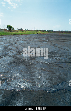 Il mondo s più grande passo naturale lago di 90 metri di profondità Trinidad West Indies Caraibi America Centrale Foto Stock