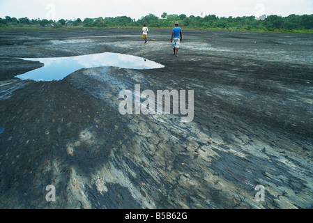 Il mondo s più grande passo naturale lago di 90 metri di profondità Trinidad West Indies Caraibi America Centrale Foto Stock