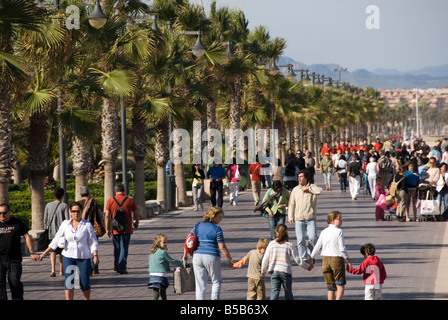 Affollata spiaggia di fronte al lungomare di Playa Malvarrosa nella città di Valencia Spagna Foto Stock