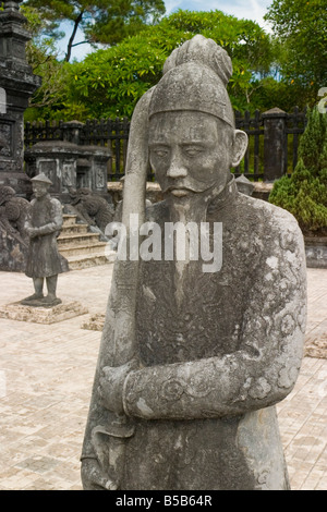 Stone figura alla tomba di Khai Dinh ultimo della dinastia Nguyen mausolei vicino a Hue Vietnam Foto Stock