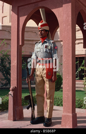 Il Pakistan Rangers reggimento, custodisce la tomba del poeta nazionale Sir Muhammed Iqbal al di fuori della moschea Badshahi a Lahore, Punjab, Pakistan Foto Stock