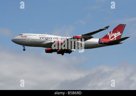 Virgin Atlantic Airways Boeing 747-400 aereo di linea noto come jumbo jet volare sull'approccio. Vista laterale. Foto Stock