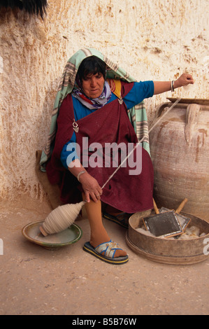 Donna berbera la filatura della lana in casa troglodita Matmata Tunisia Africa del Nord Africa Foto Stock