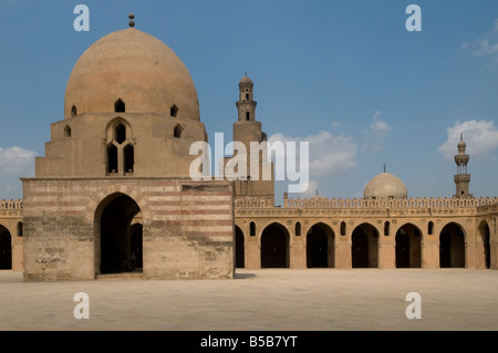 Il minareto a spirale e abluzione fontana (sabil) di Ibn Tulun Mosque la più antica moschea in Cairo sopravvivere nella sua forma originale, Egitto Foto Stock