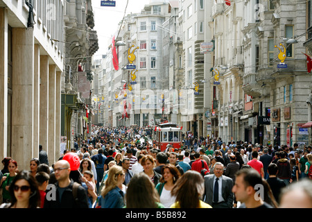 Istiklal Caddesi, Istanbul la principale via dello shopping nel quartiere Beyoglu, Istanbul, Turchia, Europa Foto Stock