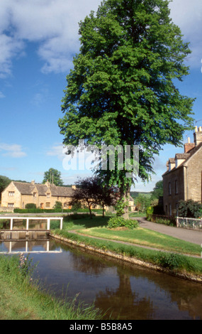 Il pittoresco villaggio Costwold di "Lower Slaughter' Foto Stock