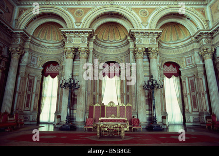 Sala grande Dolmabahce Palace Istanbul Turchia Europa Foto Stock