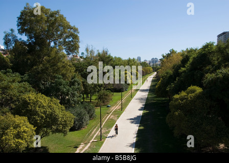 Percorso ciclo nell'ex alveo fluviale che è ora il parco Jardin del Turia nel centro della città di Valencia Spagna Foto Stock