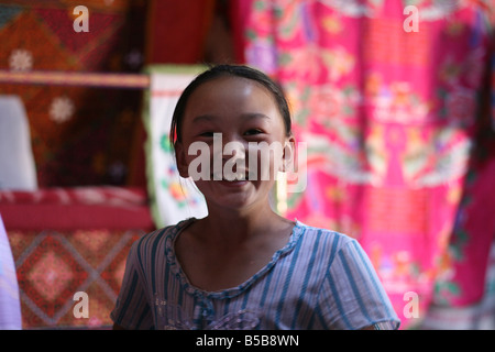 Sorridente ragazza mongola all'interno della tenda nomadi Foto Stock