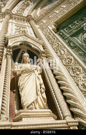 Dettaglio della porta e la statua della Madonna e il bambino all'ingresso del Duomo o Santa Maria del Fiore di Firenze (Italia). Foto Stock