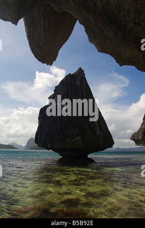 Calcare insolite formazioni rocciose vicino Corong, Bacuit Bay, El Nido Città, Provincia di Palawan, Filippine, Sud-est asiatico Foto Stock
