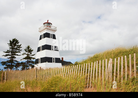 Un erosione recinto protegge le dune nella parte anteriore del West Point Lighthouse sulla spiaggia a Prince Edward Island, Canada. Foto Stock