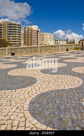 In bianco e nero di ciottoli design sul lungomare al di sopra di Praia da rocha beach, Portimao Algarve Portogallo, Europa Foto Stock