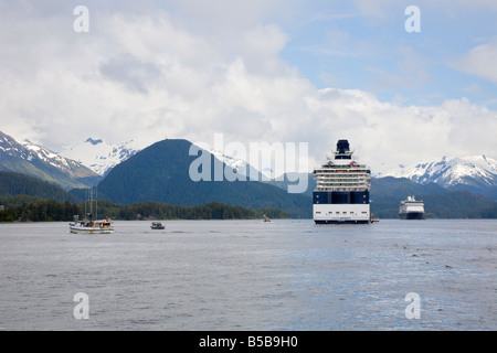 Navi da crociera e le barche da pesca nella Manica orientale a Sitka, Alaska Foto Stock