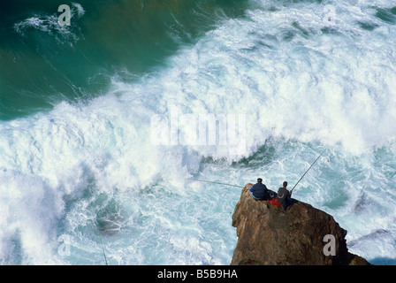 I pescatori sulle rocce, Tonale Beach, Sagres Algarve, Europa Foto Stock