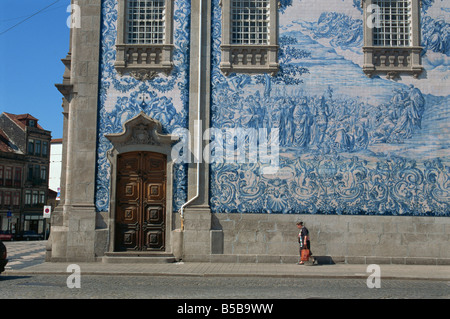 Pannello Azulejo su Carmo chiesa, Oporto, Portogallo, Europa Foto Stock