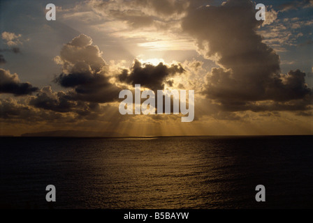 Le nuvole con il sole alle spalle oltre oceano Atlantico Madeira Portogallo Oceano Europa Foto Stock