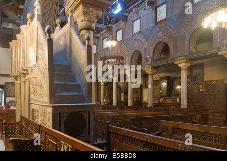 Il pulpito di marmo all'interno della Santa Vergine Maria copti ortodossi anche conosciuta come la Chiesa Pensile nel quartiere copto al Cairo in Egitto Foto Stock