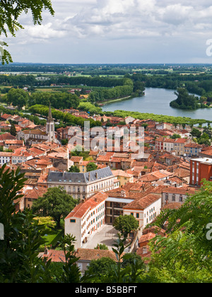 Francia, città di Moissac e il fiume Tarn a Tarn e Garonna, vista aerea Foto Stock