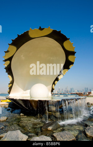 Waterfront oyster pearl scultura, Baia di Doha, Qatar, Medio Oriente Foto Stock