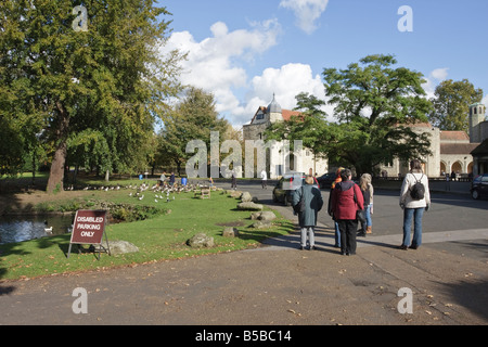 Visitatori Stand e guardare il Duck Pond e gatehouse, Aylesford Priory, Kent Foto Stock