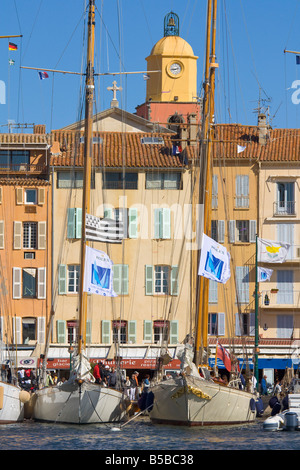 Yacht a vela sono situati nel porto di Saint Tropez in Costa Azzurra / PROVENZA / Francia meridionale Foto Stock