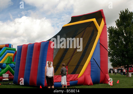 Bambini attendere slitta gonfiabile a soffiare fino a caso Foto Stock