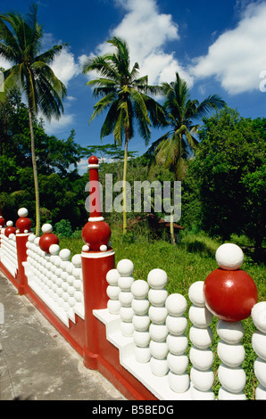 Il bianco e il rosso di ringhiere a Tiger Balm Gardens in Singapore Asia del sud-est asiatico Foto Stock