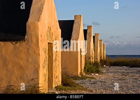 Rosso capanne slave su Bonaire, Antille Olandesi Caraibi Foto Stock