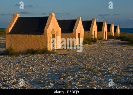 Rosso capanne slave su Bonaire, Antille Olandesi Caraibi Foto Stock