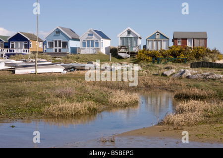 Spiaggia di capanne su Mudeford spiedo o Sandbank, Christchurch Harbour, Dorset, Inghilterra, Europa Foto Stock