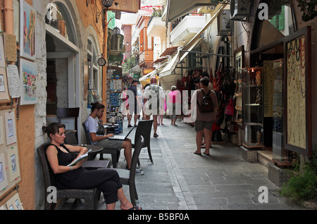 I turisti a piedi strette stradine della città vecchia di Rethymno Creta Grecia Settembre 2008 Foto Stock