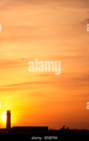 Sole che tramonta dietro la torre di controllo, Orlando International Airport Foto Stock