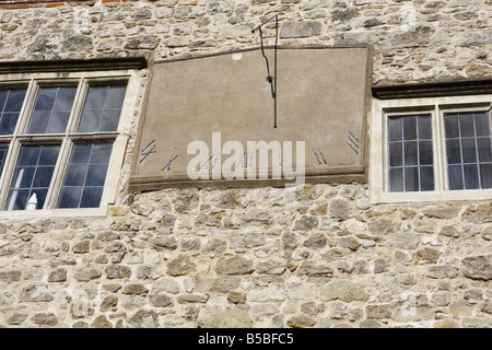 Il Sundial sullato Gatehouse Aylesford Priory racconta il tempo in uno o clock Kent in autunno Sunshine Foto Stock