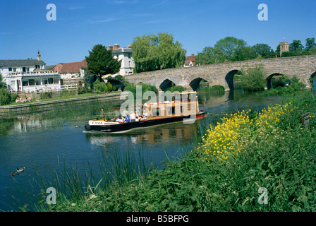 Fiume e antico ponte, Bidford-on-Avon, Warwickshire, Inghilterra, Europa Foto Stock