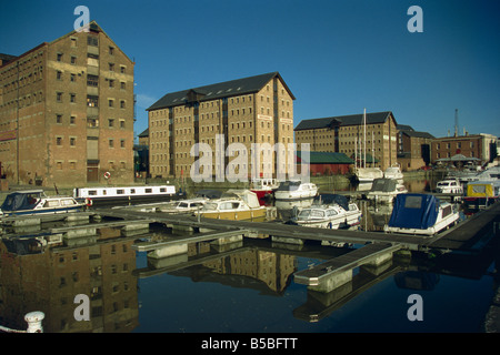 I magazzini e le barche in marina al dock, Gloucester, Gloucestershire, Inghilterra, Europa Foto Stock