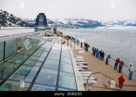 Nave da crociera di linea passeggeri deck ringhiera a vedere il ghiacciaio Hubbard nella baia di disincanto e di Yakutat Bay in Alaska Foto Stock