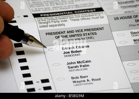 Un maschio di mano con una penna, puntando al voto di scrutinio per il 2008 elezione presidenziale americana Foto Stock