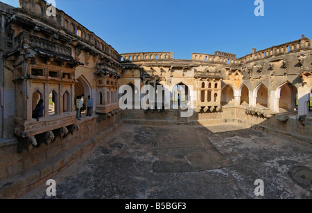 La Queens vasca da bagno progettata per royal ricreazione nell'Unsesco Sito del Patrimonio Mondiale di Hampi. India, Karnataka, Hampi 2005. Foto Stock