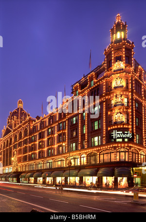 I grandi magazzini Harrods illuminata di notte Knightsbridge di Londra England Regno Unito Europa Foto Stock