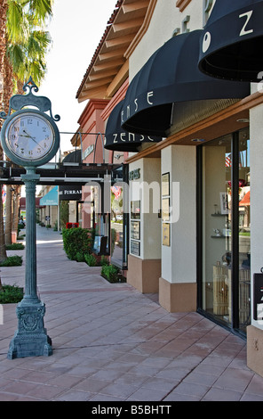 Palm Desert CA arte scultura El Paseo rigido del deserto di prestigio per lo shopping di lusso orologio antichi Foto Stock