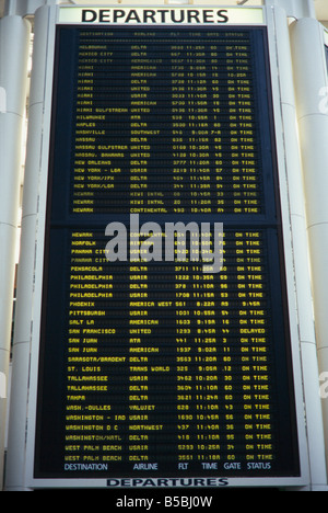 Aeroporto partenza display che mostra gli orari di volo, Orlando International Airport Foto Stock