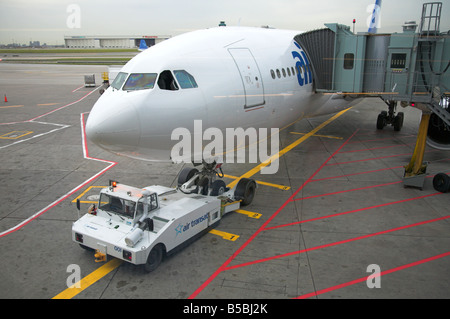 Tirare piano pronto per spostare un aeromobile Foto Stock