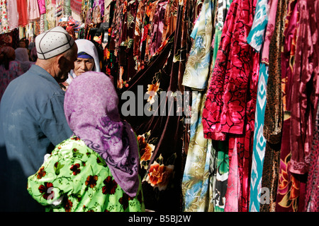 Il vecchio uomo uzbeka con sua moglie shopping sul mercato di domenica in Urgut, Uzbekistan in Asia centrale Foto Stock